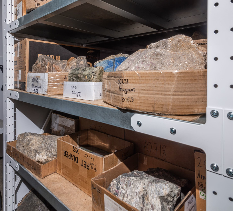 Стеллажи для хранения камней и геологических коллекций в музее