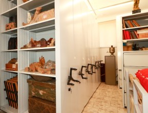 Мобильные стеллажи для различных музейных экспонатов