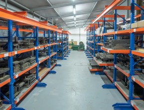 Безопасное хранение оборудования на заводе