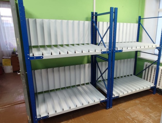 Стеллажи с гребенкой под картины