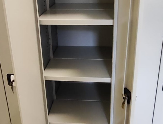 Металлические стеллажи с дверцами