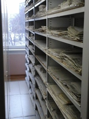 Хранение газет, журналов на стеллажах